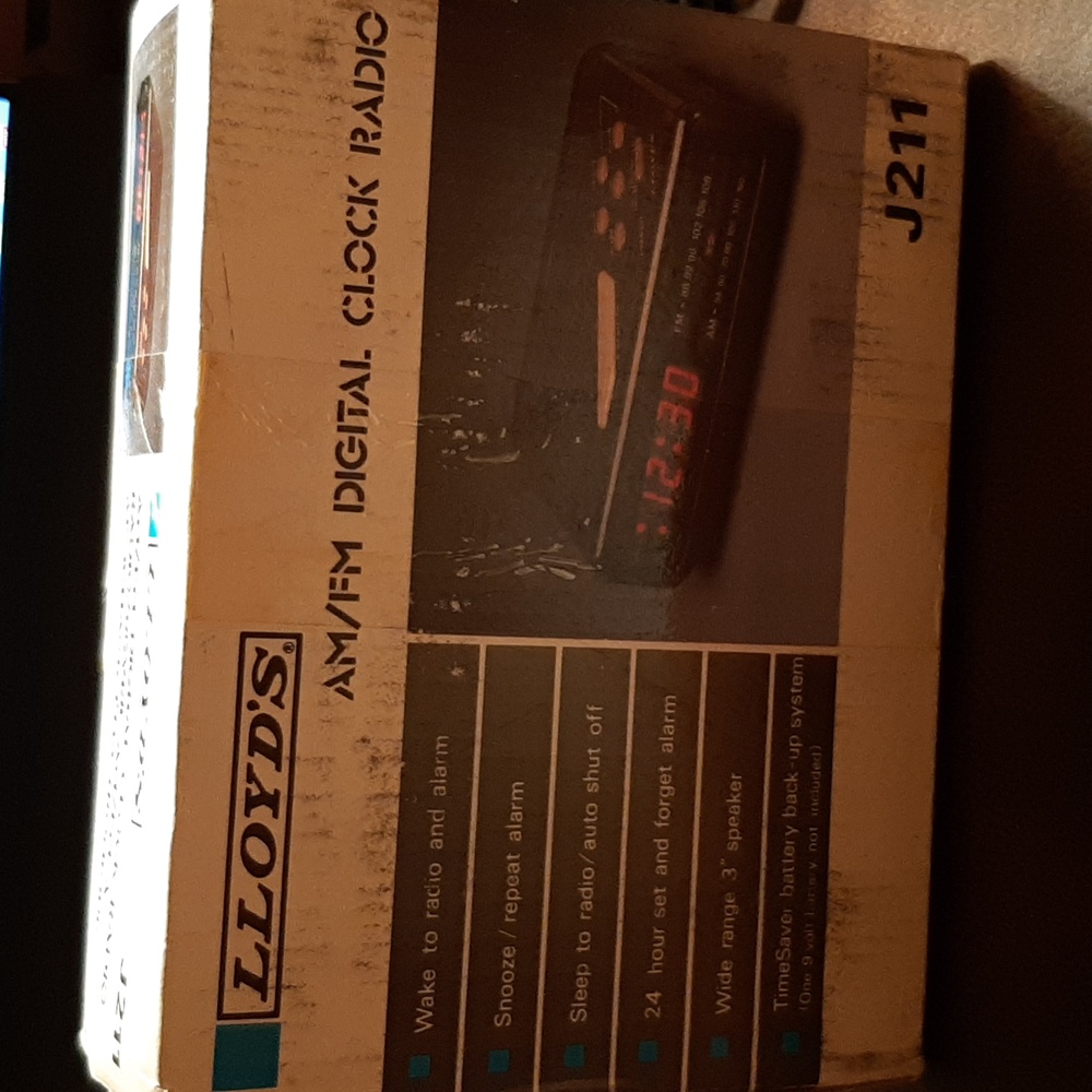 Vintage 1989 NIB AM/FM Digital Alarm Clock Radio J211